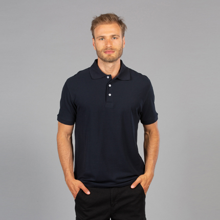  San Francisco Man POLO-SHIRTS / JRC - JAMES ROSS COLLECTION Ανδρικό πόλο Περιγραφή:Κοντά μανίκια με λευκά κουμπάκια και φακαρόλα στο λαιμό, το San Francisco Man προσφέρει ένα κομψό και επαγγελματικόlook.  Σύνθεση: 180g/m², 100% Βαμβάκι πενιέ - Ιδανικό για επαγγελματική ένδυση σε γραφεία, επαγγελματικές συναντήσεις ή casual Fridays. Συνδυάζει άνεση και στυλ, καθιστώντας το απαραίτητο για την γκαρνταρόμπα σας.Το βαμβακερό υλικό εξασφαλίζει άνεση όλη την ημέρα, ενώ η ανθεκτικότητα του το καθιστά κατάλληλο για καθημερινή χρήση.Διατίθεται σε ποικιλία χρωμάτων για να επιλέξετε αυτό που ταιριάζει καλύτερα στην επαγγελματική σας εικόνα.Η δυνατότητα προσαρμογής με εκτυπώσεις λογοτύπου ή μηνύματος του πελάτη καθιστά το San Francisco Man ιδανική επιλογή ως επαγγελματική ένδυση, ενισχύοντας την εταιρική σας ταυτότητα.Η επαγγελματική ένδυση που μπορείτε να προσαρμόσετε με τις δικές σας εκτυπώσεις, κάνοντάς την μοναδική.